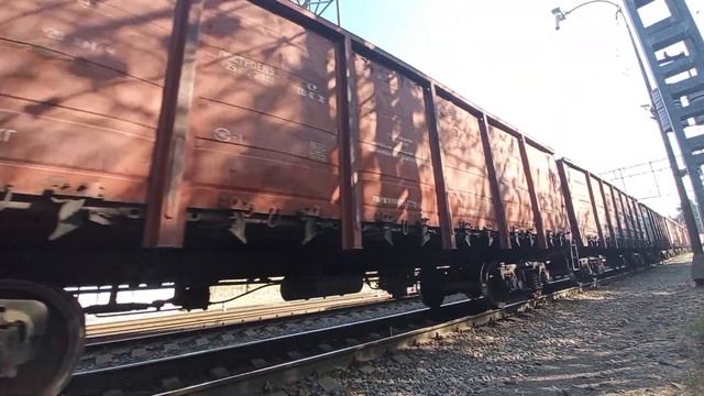 Двухэтажный поезд "Москва - Адлер" и ЧМЭ3 с полувагонами на станции Туапсе смотреть онлайн