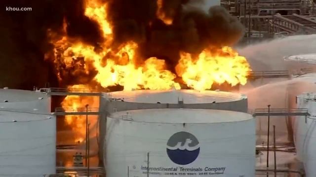 A closer look at how the chemical tank fire is being fought смотреть онлайн