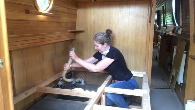 REMOVING OUR BLACK WATER TANK AND GETTING SHOUTED AT BY A C&RT EMPLOYEE смотреть онлайн