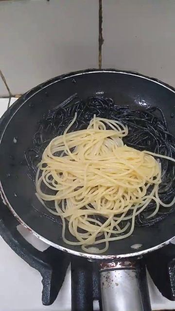 HOW TO MAKE BLACK PASTA WITH SQUID INK SAUCE #shorts смотреть онлайн