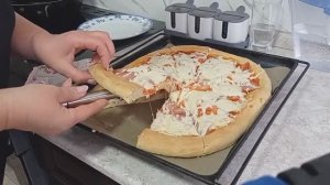Мы их наклеили. Пицца 🍕 удалась. 😋
