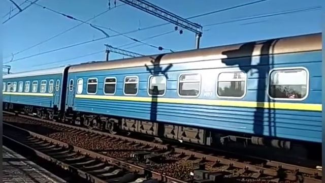 Электровоз ЧС7-142 с пассажирским поездом на станции Изюм смотреть онлайн