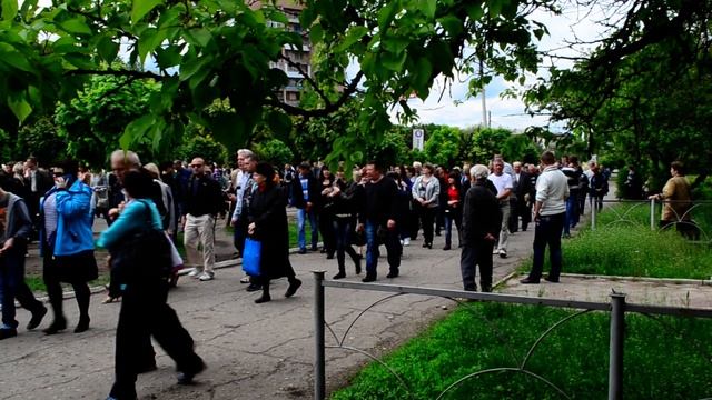 05.05.14 Краматорск толпа людей на Парковой смотреть онлайн