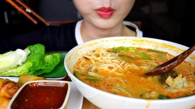 ASMR SPICY CURRY LAKSA STEW NOODLES, FISH, CRISPY SPRING ROLLS, CHILLI, LETTUCE MAKAN咀嚼音 | 먹방 смотреть онлайн
