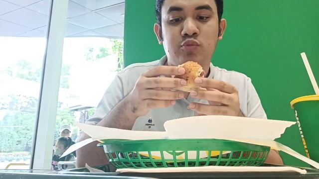 Makan Hot Dog Di Subway Track 18 смотреть онлайн