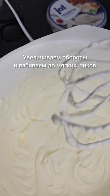 Очень вкусные слойки из слоёного теста с кремом и яблоками. Рецепт в комментариях #рецепт #shorts смотреть онлайн