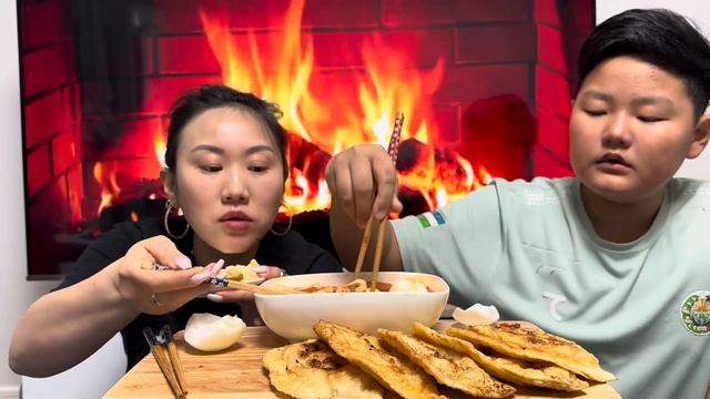 Чебуреки и корейские клецки токпуки|мукбанг смотреть онлайн