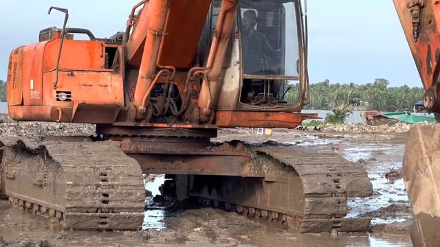 Xe cuốc Hitachi EX 450 thử độ lún trên nền cát như thế nào смотреть онлайн