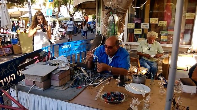 Тель-Авив. Рынок. Мужик делает игрушки на глазах смотреть онлайн