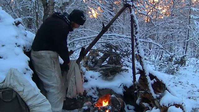Строительство теплого зимнего убежища, отправившись в поход в одиночку смотреть онлайн