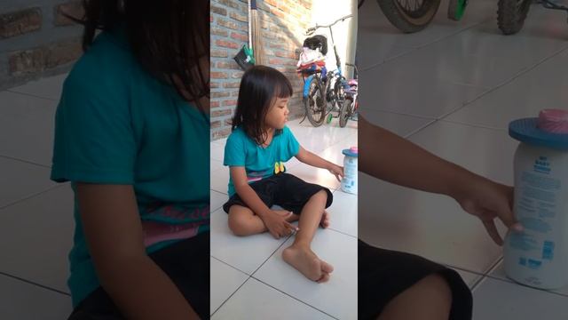 mainan sendiri pake bedak. karna gak punya mainan😁😅 смотреть онлайн