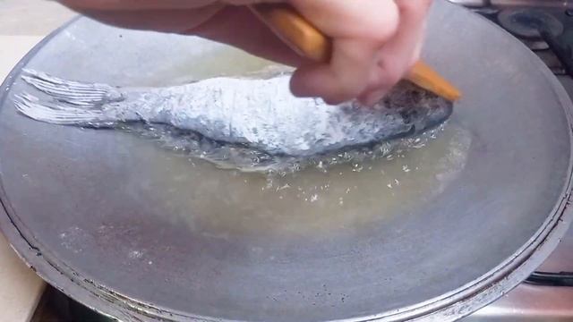 ЖАРЕНАЯ РЫБА ПРОСТОЙ РЕЦЕПТ. ЖАРЕНАЯ РАБА НА СКОВОРОДЕ смотреть онлайн