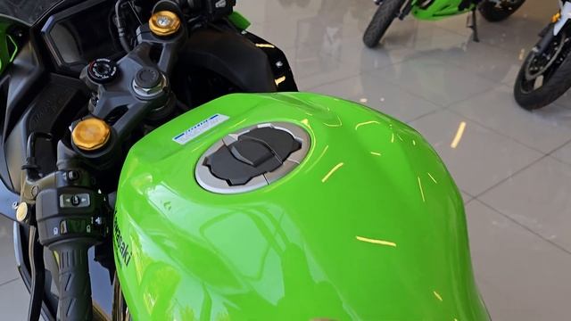 KAWASAKI ZX4RR MINI REVIEW смотреть онлайн
