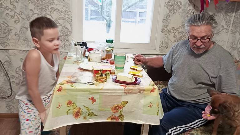 Жизнь в деревне - Бабушка приготовила еды. Суп просто объедение. Едим дома смотреть онлайн