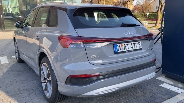2024 Audi Q4 45 e-tron quattro in Kieselgrau смотреть онлайн