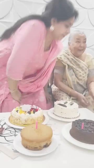 Neetu Mam ने अपनी Maa 😍 के साथ मनाया Birthday 🥳 | @NeetuSinghEnglish #birthday #celebration смотреть онлайн