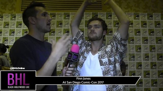 Finn Jones (The Defenders) at San Diego Comic-Con 2017 смотреть онлайн
