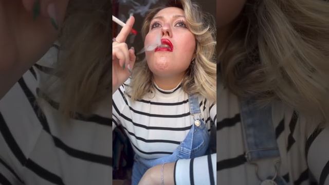 Женщина курит 20 смотреть онлайн