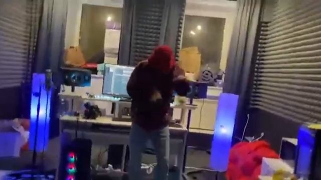 Сниппет трека "Зонтик" Gone.Fludd смотреть онлайн