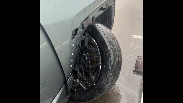 BYD Yangwang U8 Hit The Guardrail And The Axle Broke