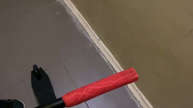 ПОДАРИЛ ЛУЧШЕМУ ДРУГУ ТРЮКОВОЙ САМОКАТ НА ЕГО ДЕНЬ РОЖДЕНИЯ 🥳 смотреть онлайн