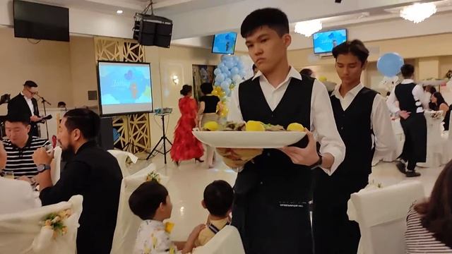 Serving Beshbarmak Local restaurant Almaty Kazakhstan Подача Бешбармака в ресторане Алматы Казахста смотреть онлайн