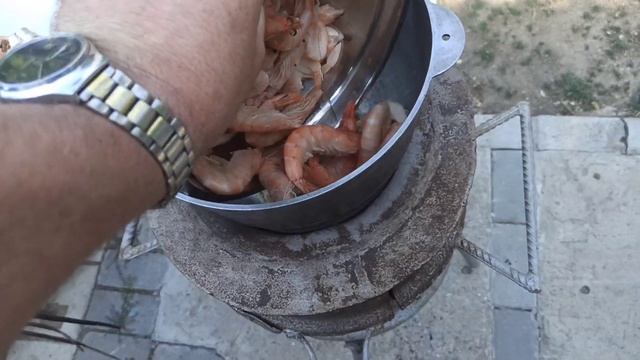 Королевские креветки в казане га костре. Рецепт смотреть онлайн