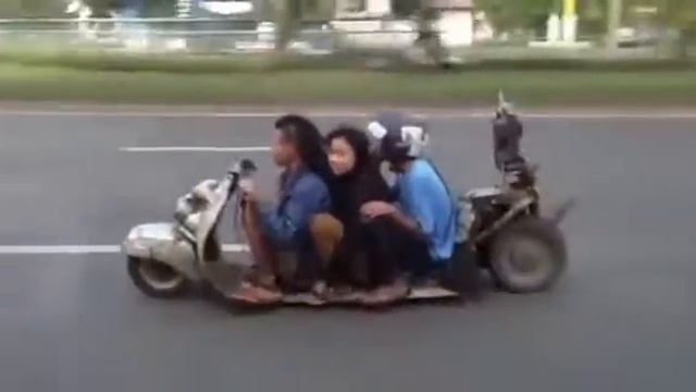 Awesome Scooter with 3 passengers! смотреть онлайн
