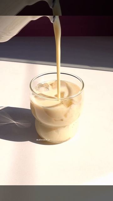 Banana Matcha Latte🍌🍵#homecafe #iceddrinks #aesthetic #ice#matchalatte #bananamilk #drinkoftheday смотреть онлайн