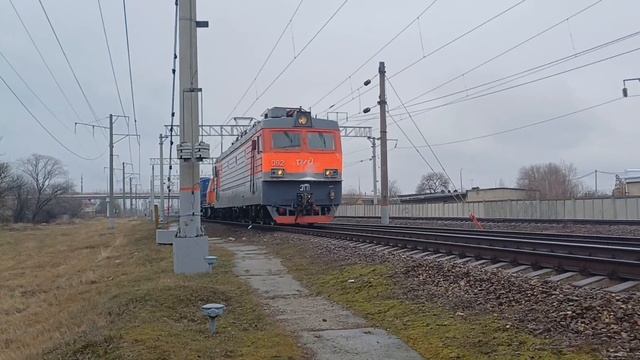 ЭП1-092 с хозяйственным поездом прибывает на ст.Минеральные-Воды и приветливая бригада. смотреть онлайн