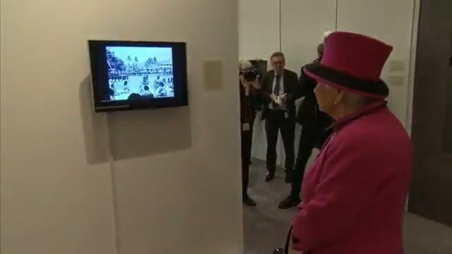 Queen Elizabeth II visits Fijian exhibition in Norwich. смотреть онлайн