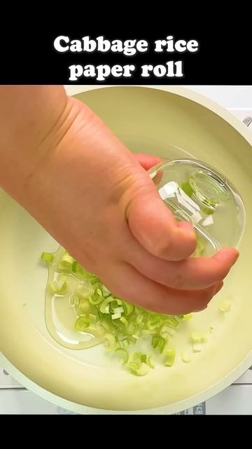 Cabbage rice paper roll / Korean food recipe #foodshorts #shorts смотреть онлайн