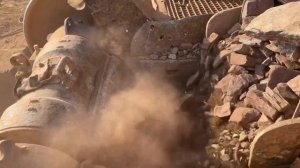 Строительство, дробление щебёнки