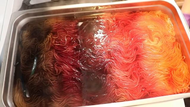 Dyepot Weekly #356 - Immersion Dyeing Variegated Yarn but Changing the Color Order On the Other Sid смотреть онлайн