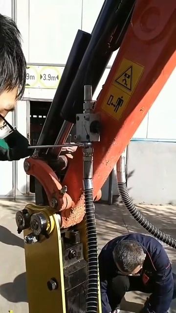 Hydraulic breaker installation and operating test for OULIDE W18-5 1.8 ton mini excavator смотреть онлайн