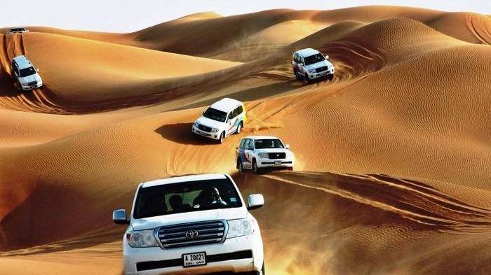 На внедорожниках по барханам - сафари-тур в пустыню с ужином и шоу из Дубая смотреть онлайн