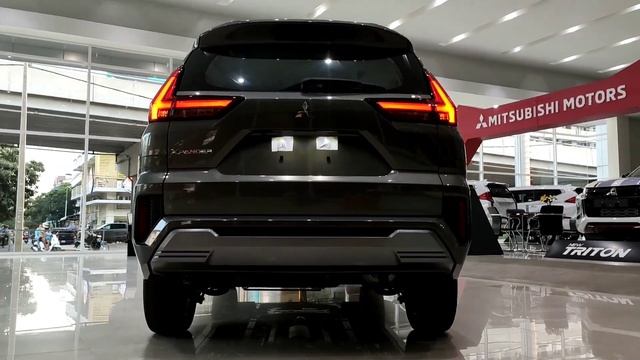 Mitsubishi Xpander (MPV) Green Brown Walk Around смотреть онлайн