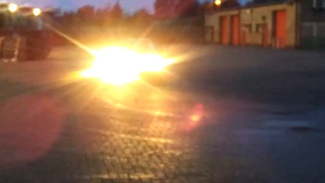 BMW 318 messing about shredding tyres смотреть онлайн