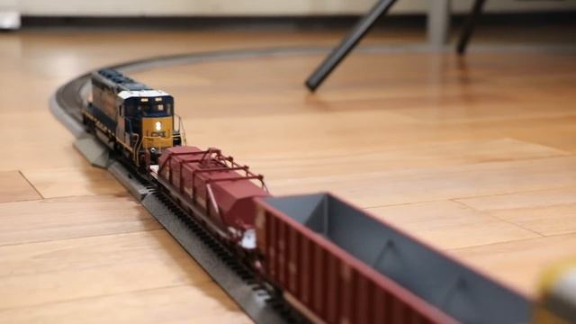 ScaleTrains HO Scale CSX SD40-3 Unboxing смотреть онлайн