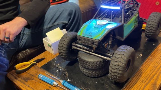 Axial Capra Christmas Upgrades - Hobbywing Quicrun Fusion & Sparetime Hobbies Flat Bottom Skid смотреть онлайн