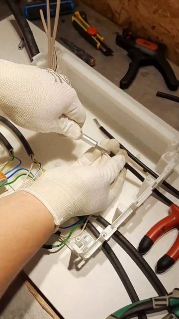 Как соединять медь и алюминий? #electrician #электрика #гост #ремонт #строительство смотреть онлайн