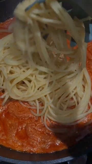 Сливочно-томатная паста за 10 минут 🍝 #shorts #рецепты смотреть онлайн