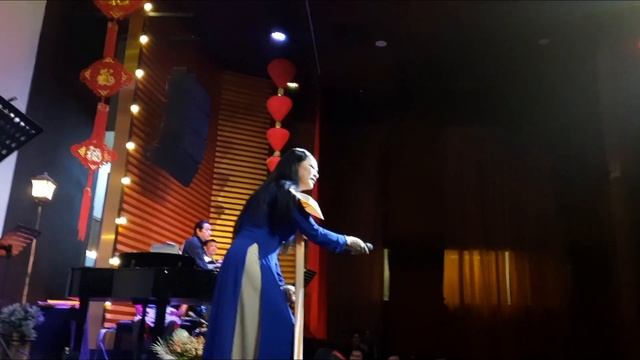 Như Quỳnh ngẫu hứng cùng fan với Gác Nhỏ Đêm Xuân, Huế Và Em, Thách Cưới смотреть онлайн