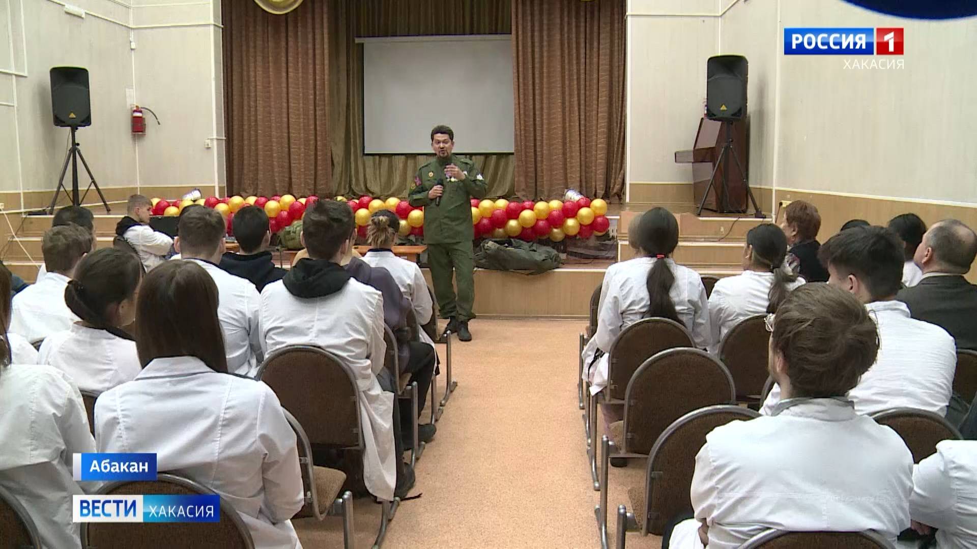 Военный хирург Игорь Арчимаев встретился со студентами-медиками смотреть онлайн