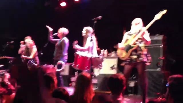 Haim + Mom and Dad Mustang Sally смотреть онлайн