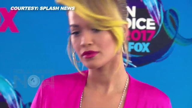 Rita Ora Arrives Braless, Flaunting Boobs at the Teen Choice Awards 2017 смотреть онлайн