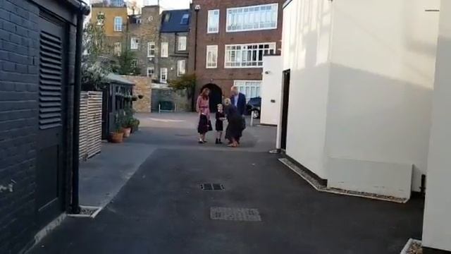 Принц Уильям и герцогиня Кембриджская лично отвели принцессу Шарлотту в школу смотреть онлайн