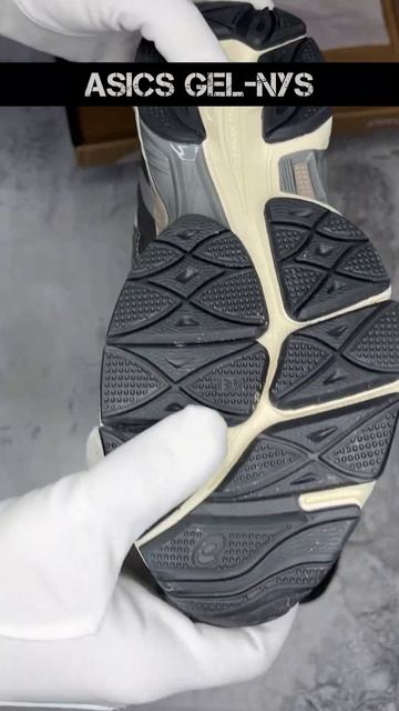 Кроссовки ASICS Gel-NYS черно-молочные смотреть онлайн