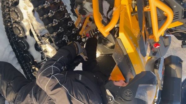 Квадроцикл на гусеницах против снегоходов