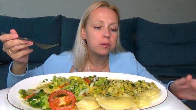 МУКБАНГ ВАРЕНИКИ С СЫРЫМ КАРТОФЕЛЕМ ЛУКОМ И САЛОМ, КАБАЧКИ СПАГЕТТИ, САЛАТ/Mukbang еда на камеру/ смотреть онлайн